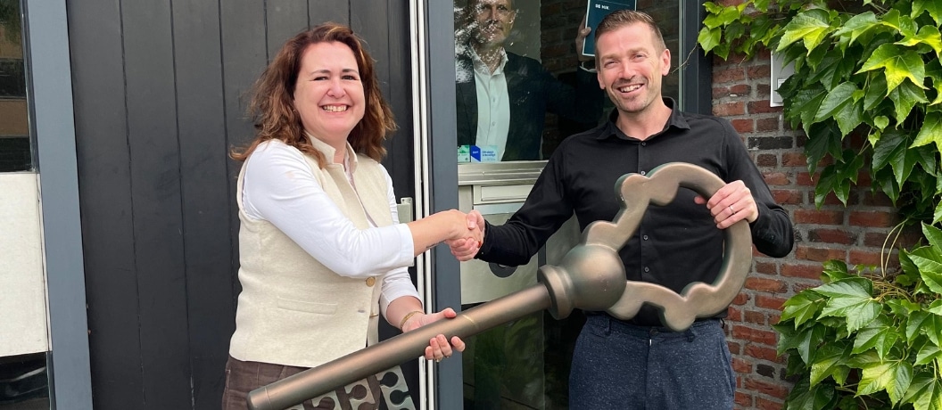 Susan Mogony neemt sleutel in ontvangst